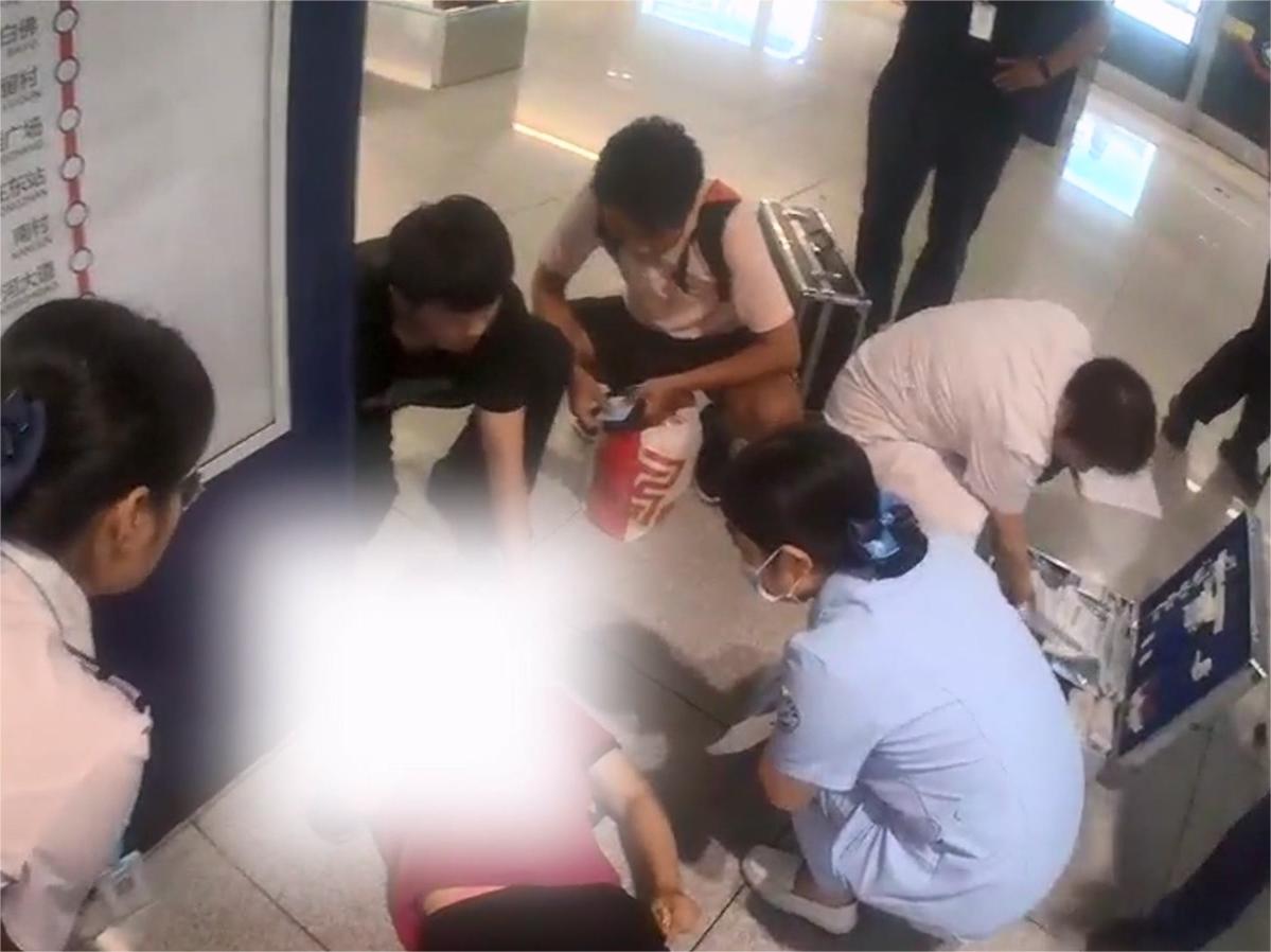 7.26會(huì)展中心站救人視頻.mp4_20240726_150519.839.jpg