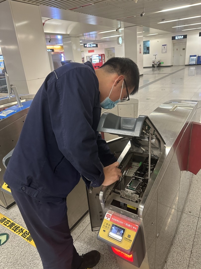 劉碩正在檢修出站閘機回收模塊.jpeg