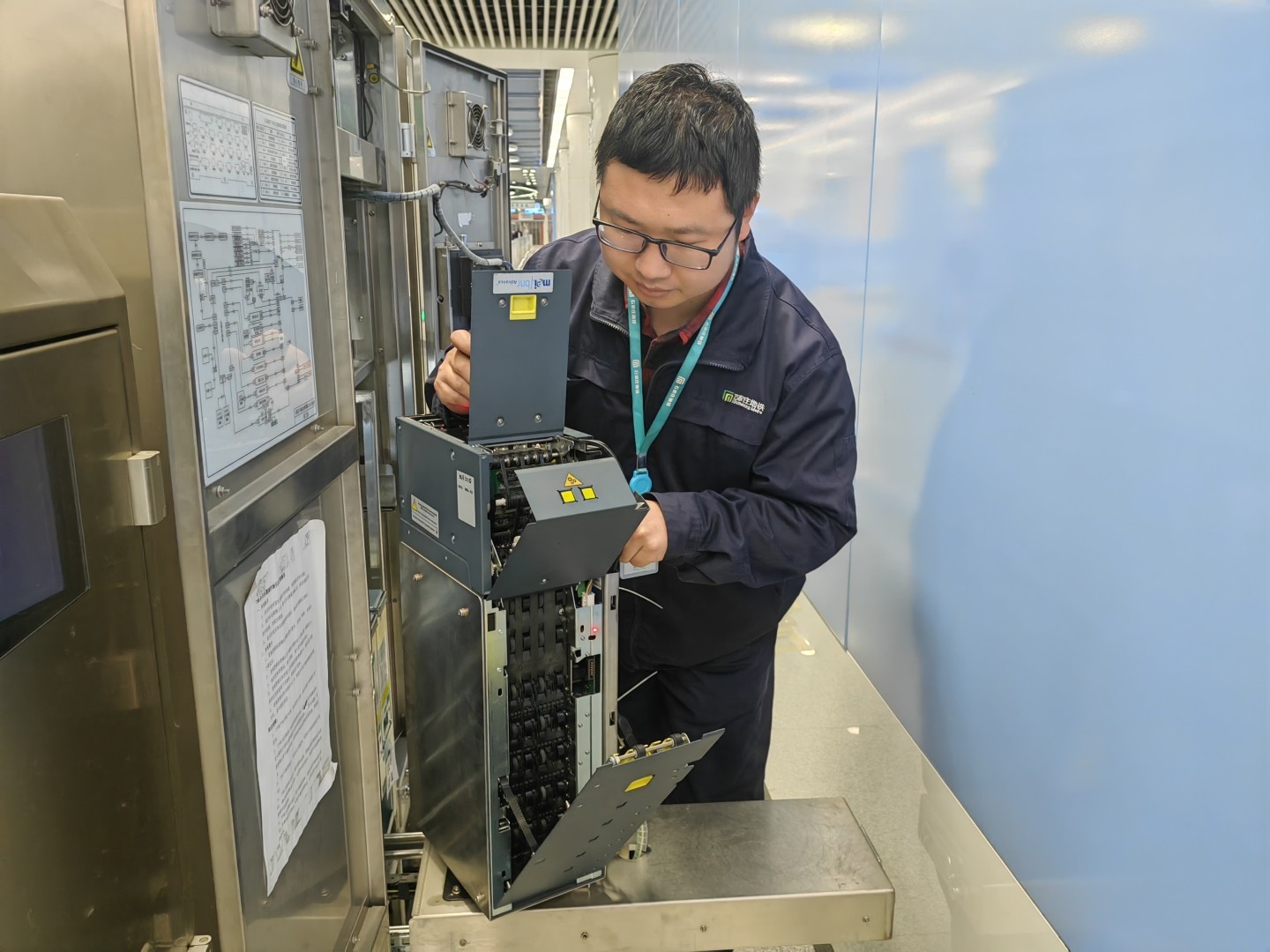 張宗光正在檢修自動售票機紙幣識別模塊 .jpg