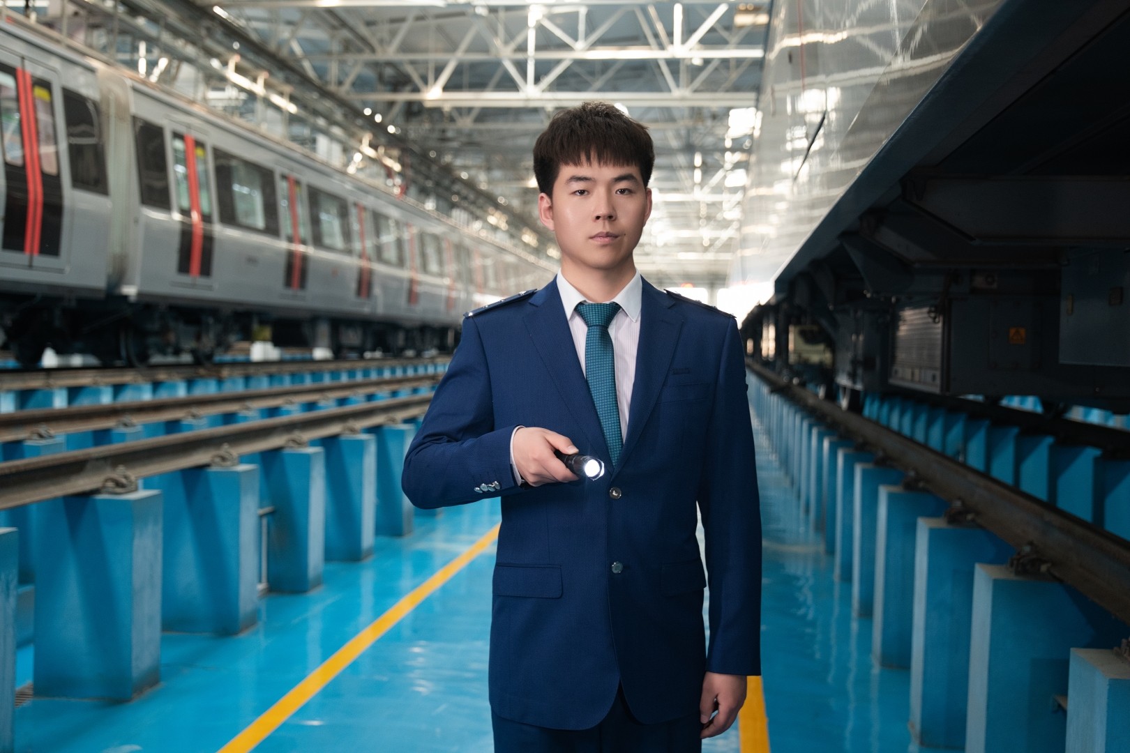 整備列車時檢查列車走行部.jpg